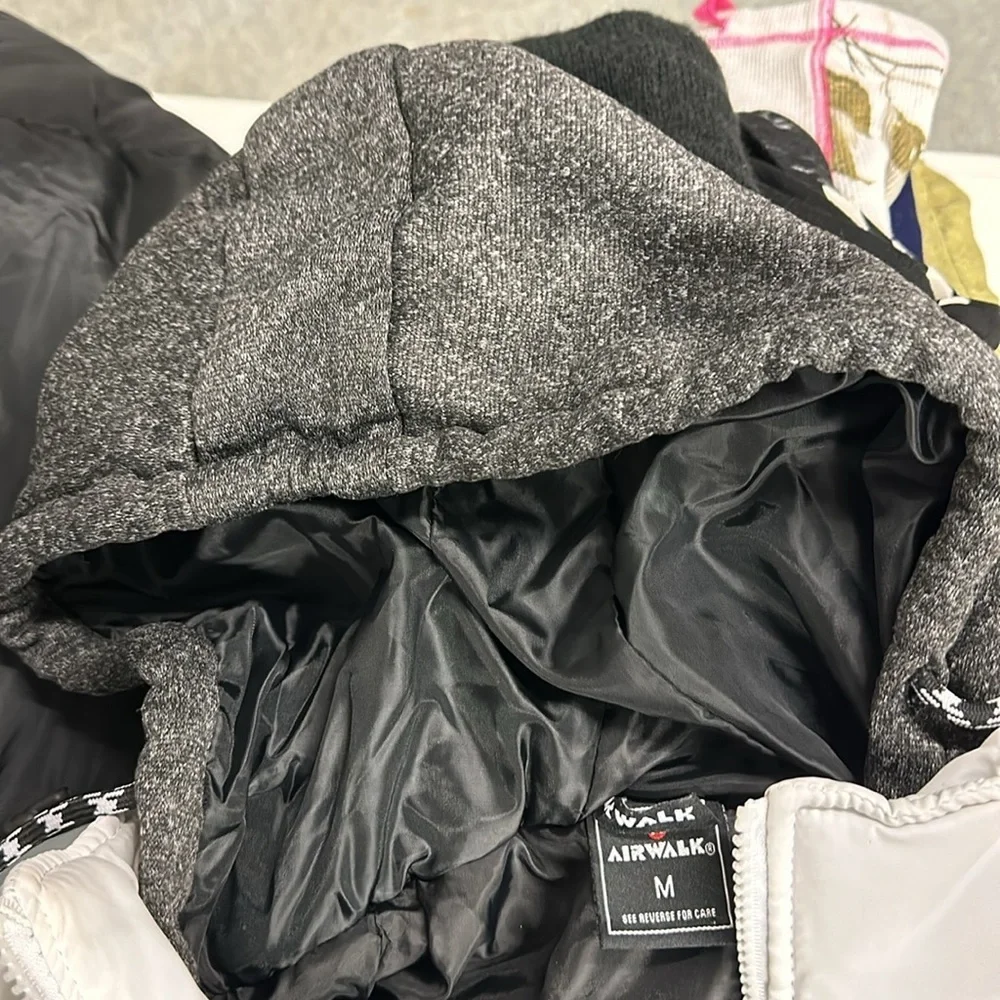 EUC Airwalk Jacket Unisex puffer with hood.‎ Size M
